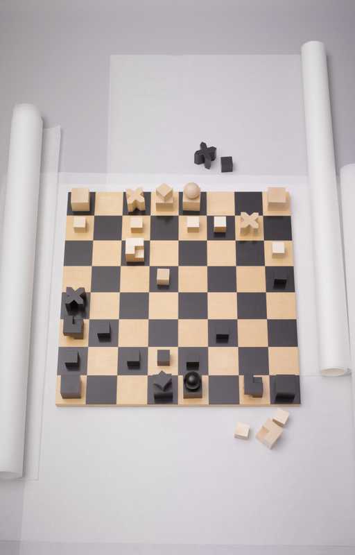10. Naef/chess set