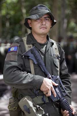 One of two policemen from Belize participating in the Jungla course