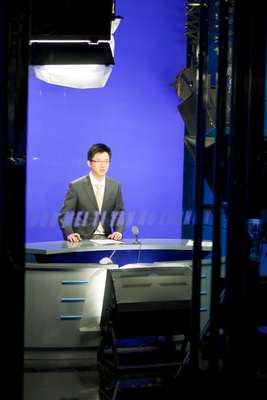 News anchor Zhang Daxin in the studio