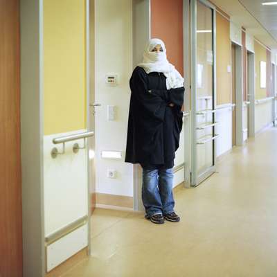 Zamzam, sister of cancer patient Alnaimi Afaf, in the corridor at UKE