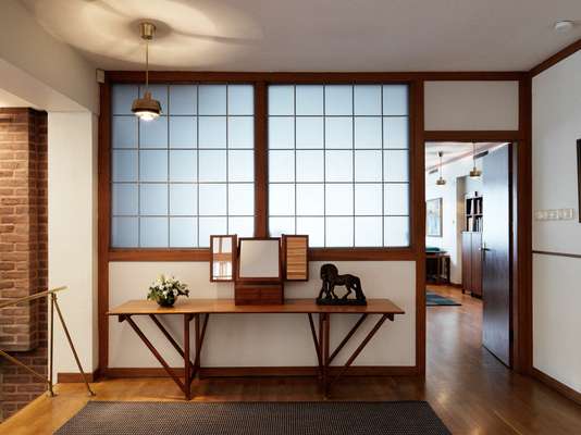 Glass screens evoke Japanese 'shoji' screens
