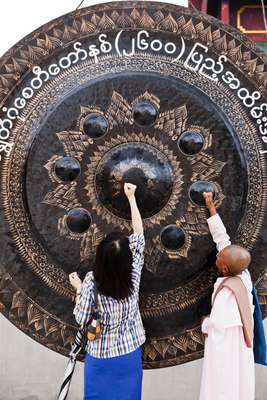 Gong at Shwedagon pagoda 