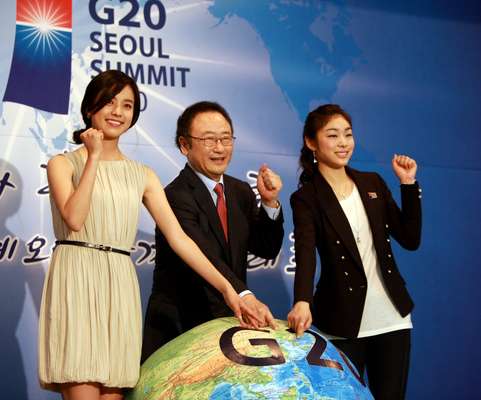 Sakong-Il (centre), Kim Yu-na (right) and Han Hyo-joo. 