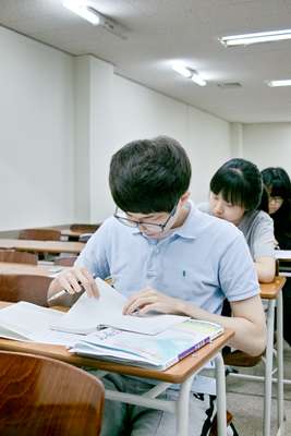 Student in Korean language class