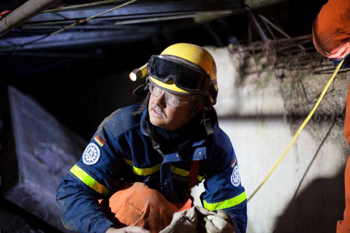 THW member reappears from a tunnel after hours of rescue work training