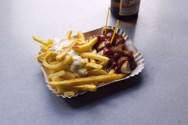 Pommes, wurst and all the sauces please