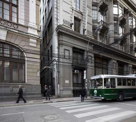 The trolebús heads up Calle Prat, one of the flatter parts of the city