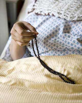 Saudi patient Alnaimi Afaf with prayer beads at UKE 