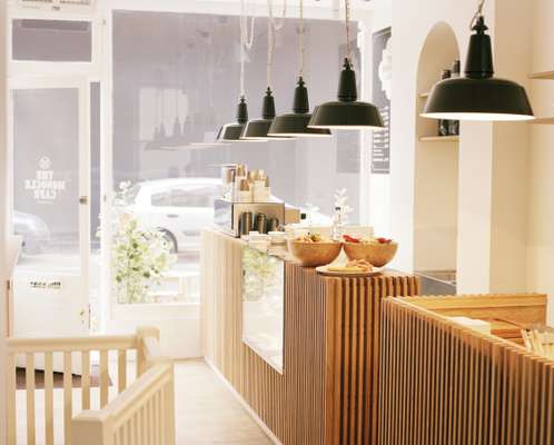 The custom-made red oak counter is sensitively lit by Ebolicht pendants from Manufactum