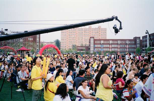 The 1,400 UK and US schoolchildren gather