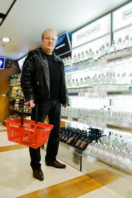 Jari Lehto in the on-board duty free shop