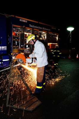 THW volunteer handles a circular saw