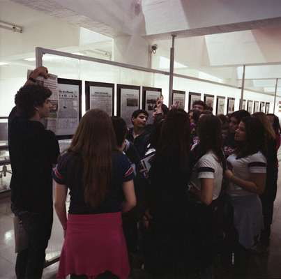 Student group pays a visit to newsroom