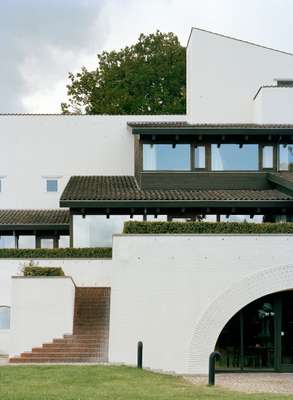 Lo-skolen’s signature white brick architecture