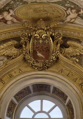 The Pamphilj family’s crest, complete with 
dove and olive branch
