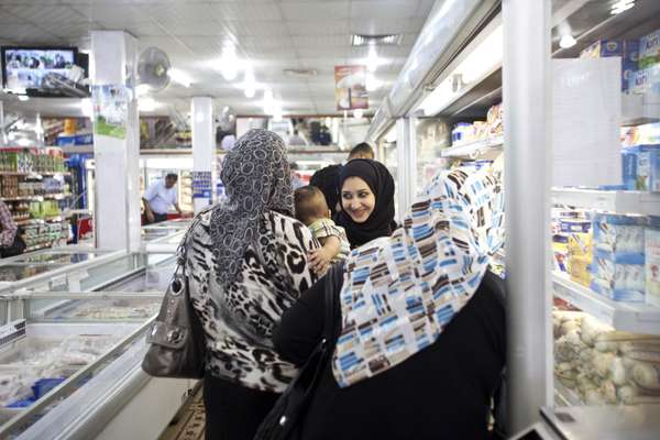 Because of the intense daytime heat, most Basrawis shop or just stroll in the evening.