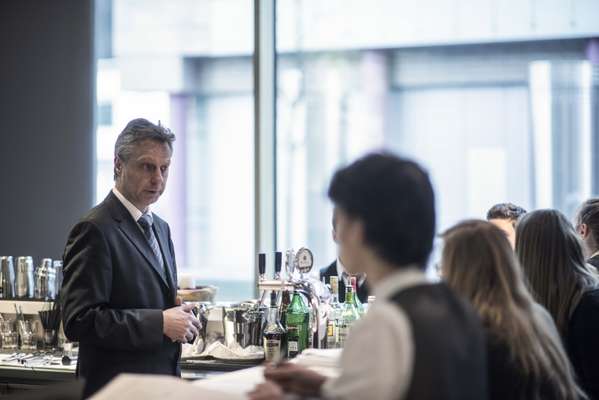 Brunico instructor gives a bartending lesson