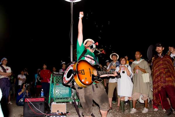 A one-man band entertains a loo queue