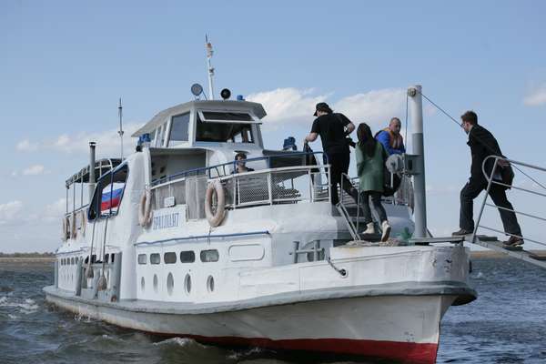 Ferry departs from Khabarovsk for Bolshoi Ussuriisk