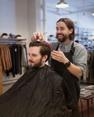 Frank & Oak’s barber Simon Chercuitte