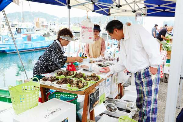 Weekly farmers’ market
