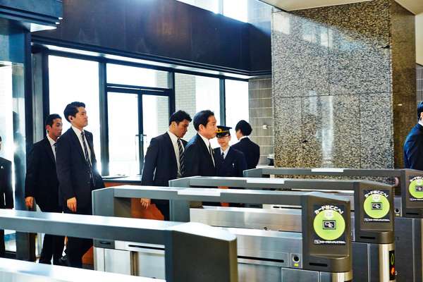 Foreign minister Fumio Kishida 
(leading) returns from a parliament session
