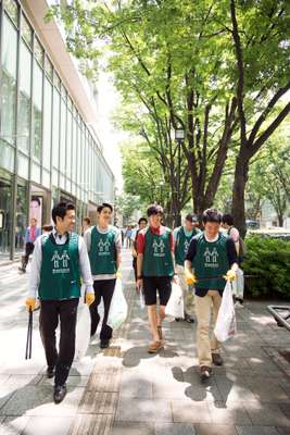 Green Bird cleaning team gets to work in Omotesando, Tokyo