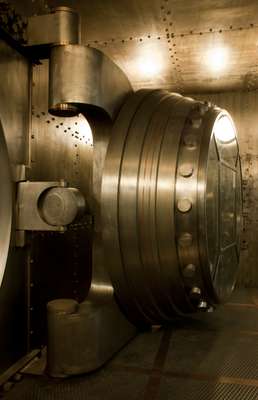 Bank vault door