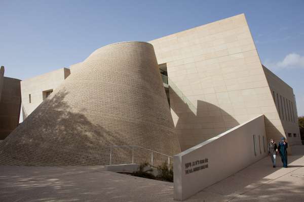 Israeli Arab women walk past Ben-Gurion University