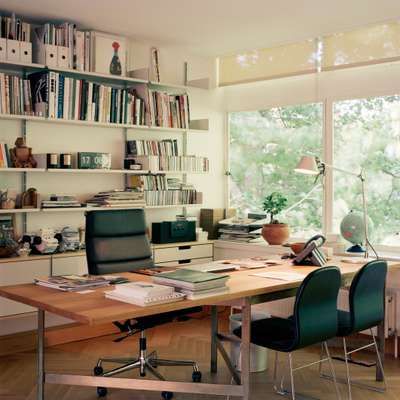 The editor-in-chief’s office has Vitsoe shelving, a Soft Pad chair from Vitra and an oak and bronze desk by BassamFellows