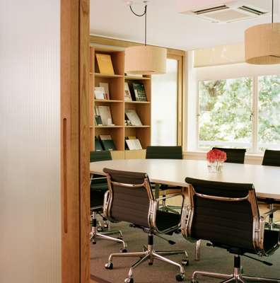 The third-floor meeting rooms have Unifor conference tables, Aluminium series chairs from Vitra and lighting from Santa & Cole