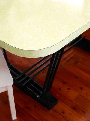 Table and chairs in Hedges Avenue beach bungalow