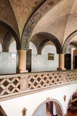 Balustrade and arches above the parlour 