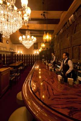 Suntory Lounge Eagle in Shinjuku has been open since 1967