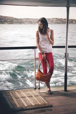 Tank top by Diane von Furstenberg, jeans by Closed, shoes by Camper, bag by Delvaux, watch by Gucci, bracelet by Hermès