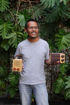 Singgih Susilo Kartono with his wooden  Magno radios