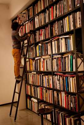 Gallery employee Ramiro Smith Estrada in the library
