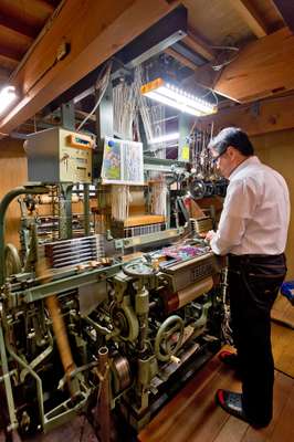 A loom used to weave the Hosoo textiles