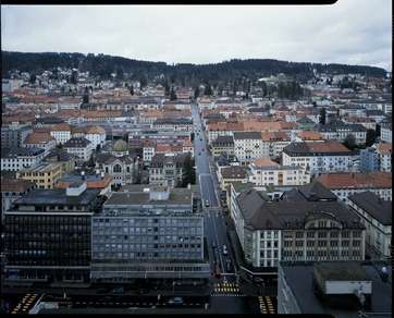 A view down rue du balancier with the synagogue in foreground and La Maison Blanche in far right distance 