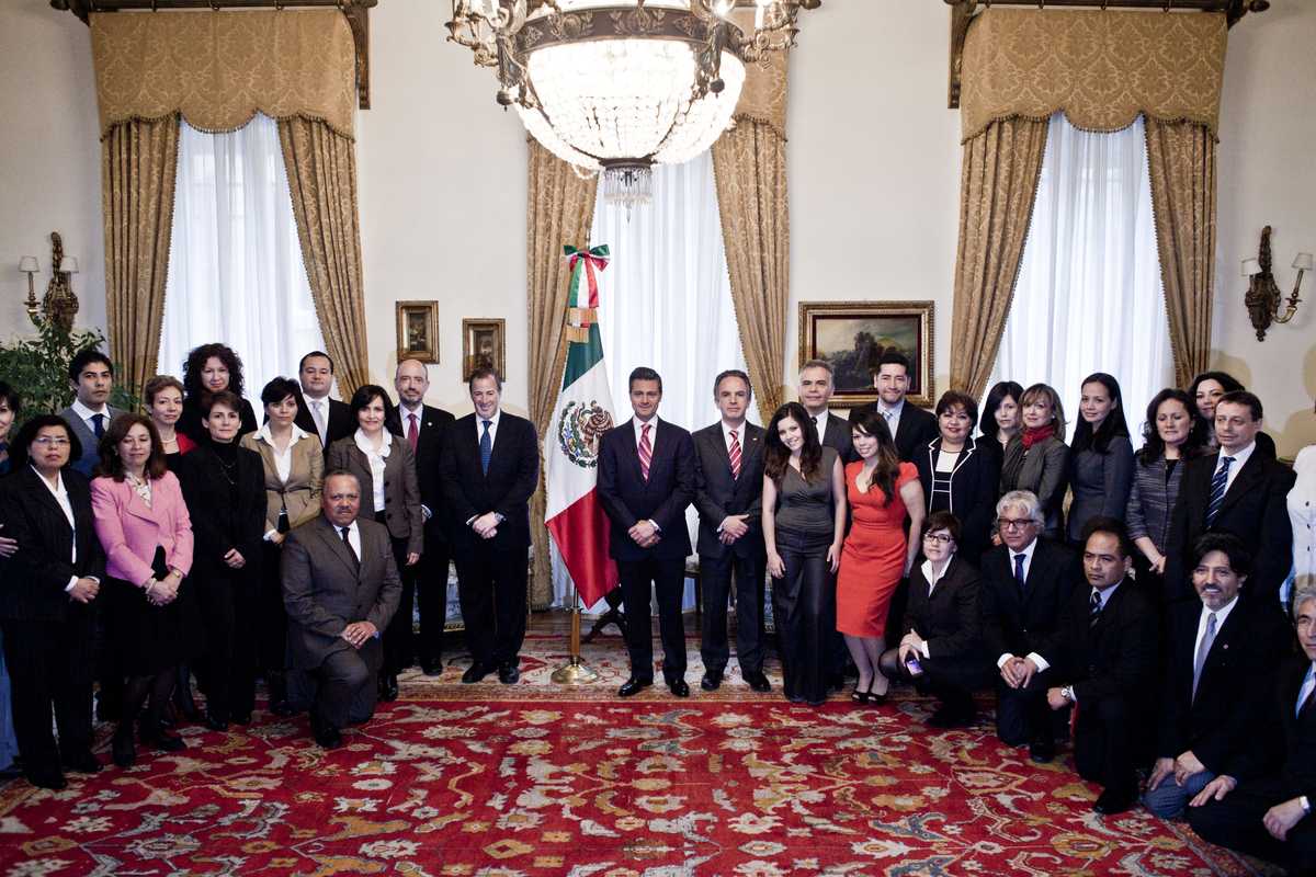 President Enrique Peña Nieto, flanked by his foreign minister José Antonio Meade (left) and the Mexican ambassador to Italy Miguel Ruiz Cabañas (right), pictured with the staff of the Mexican embassy to Rome