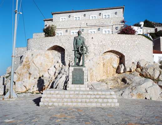 Statue of Andreas Vokos, nicknamed Miaoulis