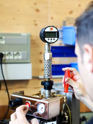 Measuring pressure in the spool