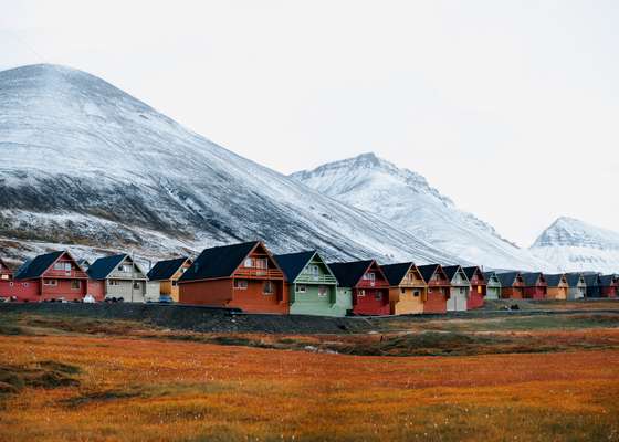 Panoramic view of Longyearbyen’s terraced houses, painted according to Grete Smedal’s colour plan