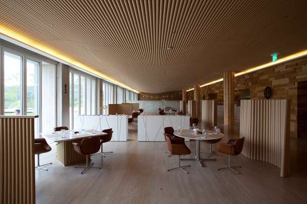 Paper-tube ceiling designed by Shigeru Ban,  Haesley Golf Club