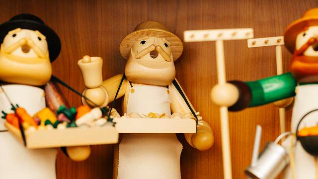 Hand-carved wooden figurines: Christmas craft in Saxony