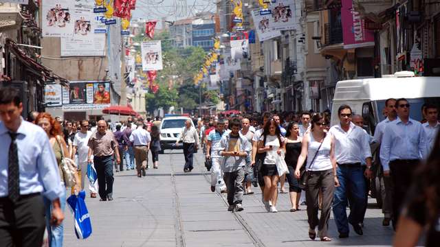 Etiquette in Istanbul: street crossing