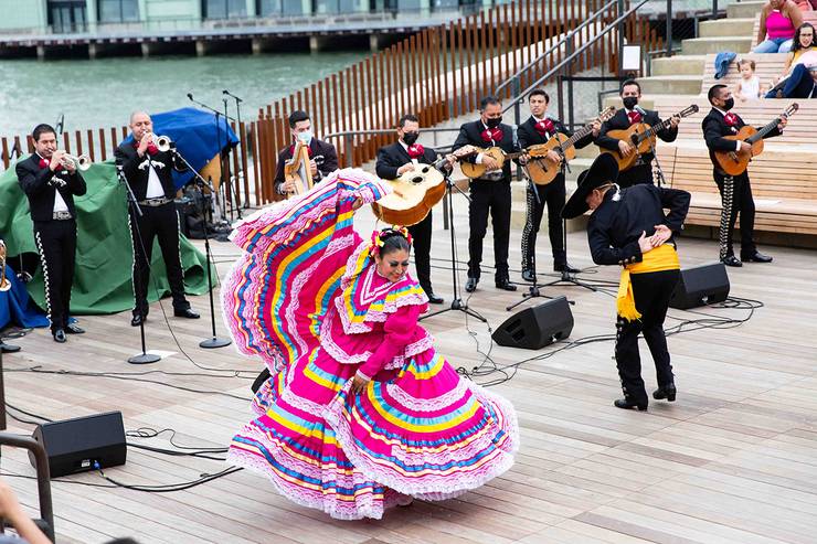 free-music-in-the-amph-mariachi-real-de-mexico-3-_crop.jpg