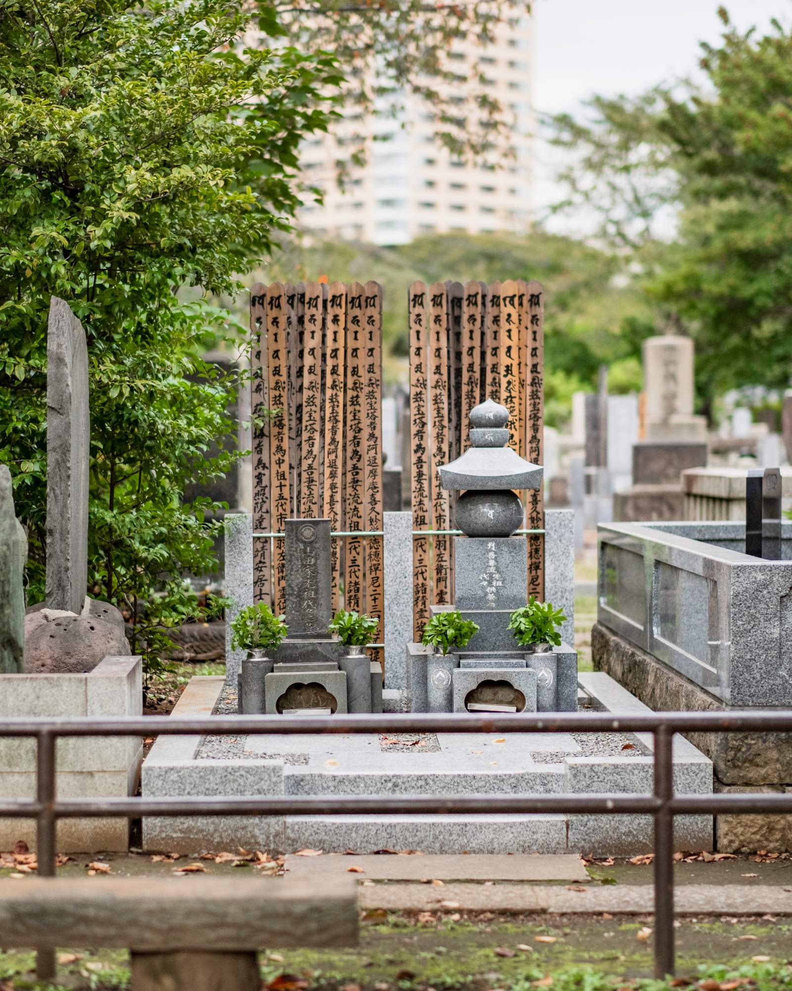 ben_richards_yanaka_cemetry_01.jpg