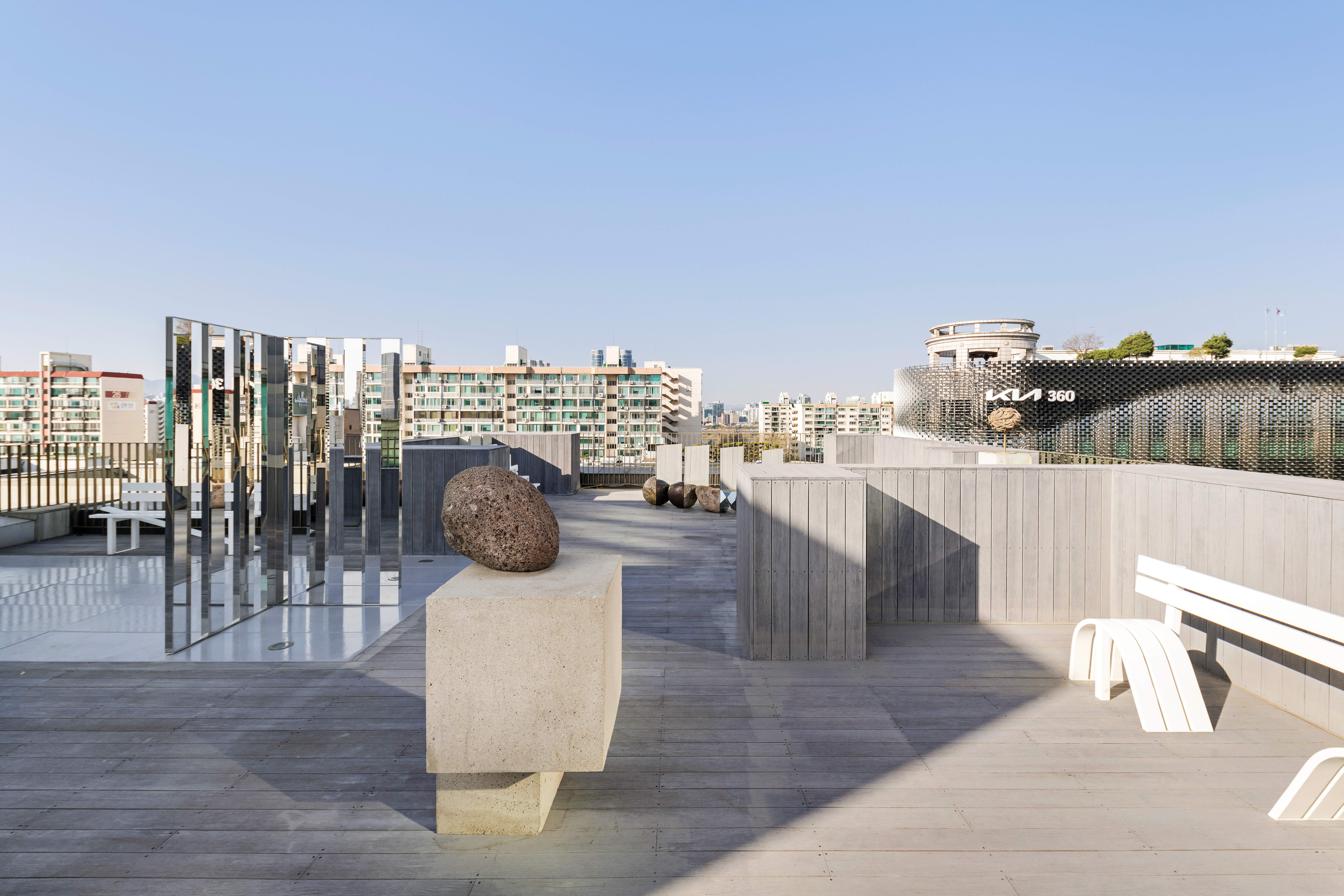 ko-nig-galerie_rooftop_installation-view-by-chunho-an_-1-.jpg