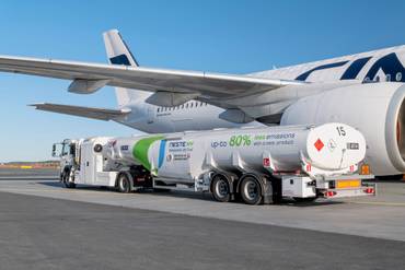 renewable-jet-fuel-tanker-truck-at-airport-040320_1.jpg